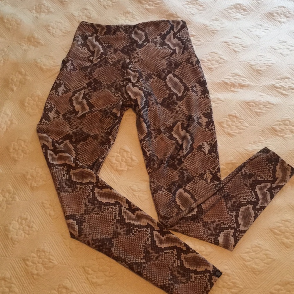 Onzie snakeprint leggings size medium / large